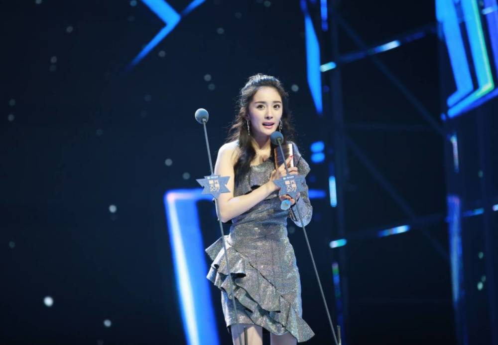 腾讯星光大赏最全时尚宝典:杨幂借人打底衫,赵