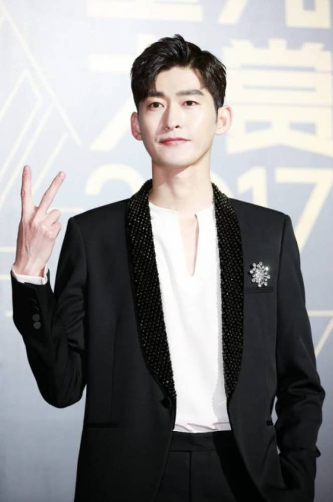 腾讯星光大赏最全时尚宝典:杨幂借人打底衫,赵