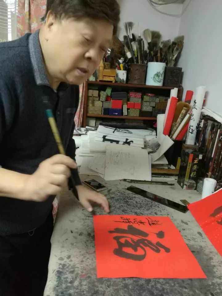 赵忠祥老师在创作寿字书法作品