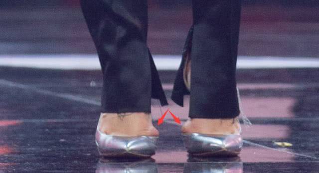 杨幂这个造型网友看了都说脚痛 曝光女星高跟