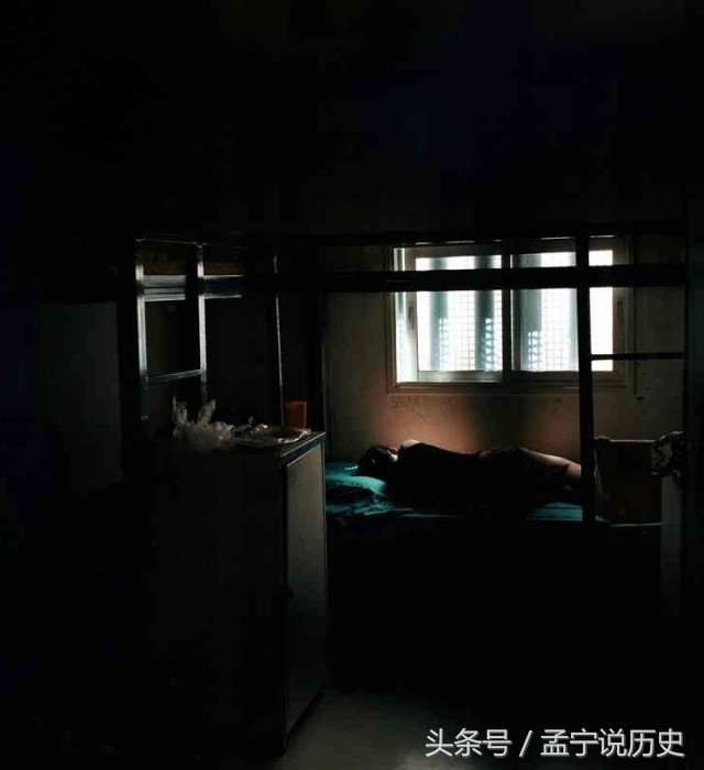 她们可以躺在床上抽烟,狱警对她们也非常好.