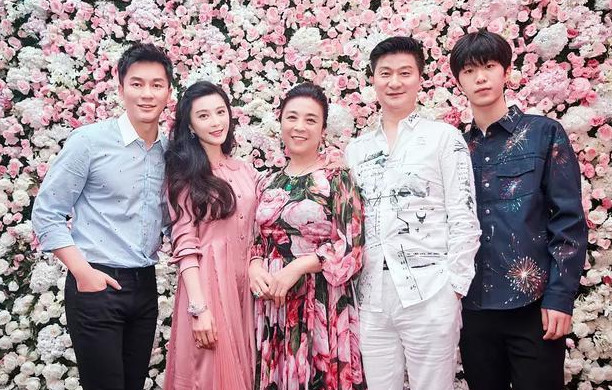 范丞丞硬照公布正式进军娱乐圈，姐姐范冰冰保驾护航