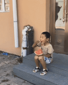 搞笑gif:小朋友这个西瓜汁好喝吗?你难道就没觉得味道