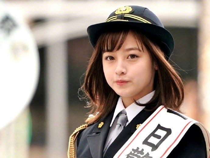 跪舔美颜！桥本环奈担任一日署长