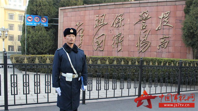 手撕玻璃救人的兵哥哥找到了,原来是海军仪仗