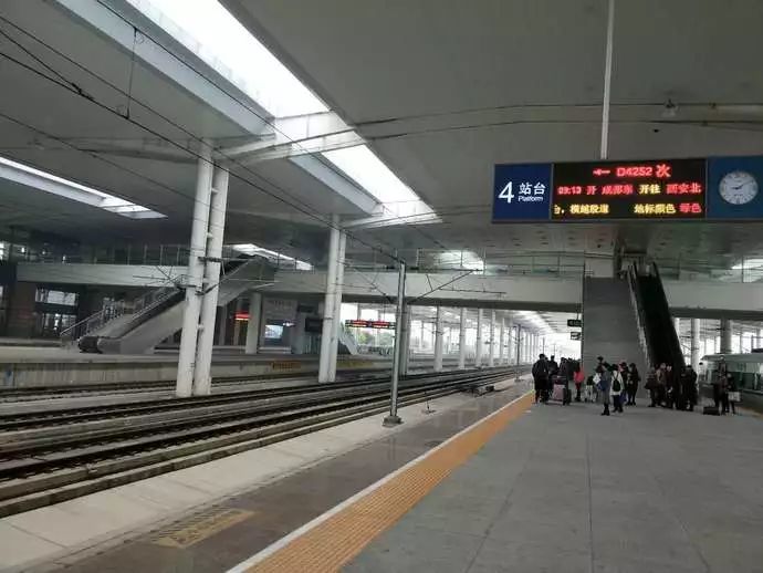 按照列车时刻表,首发列车d4252次8点45分从成都东站出发,9点11分准时