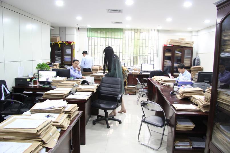 包括涛哥的办公桌在内,整个办公室都堆积着一摞摞的案件资料.