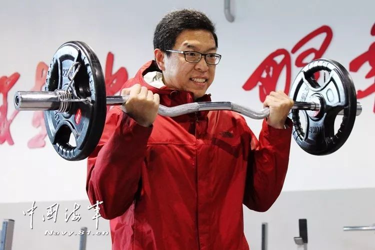 侠骨柔肠狠教头,这名文职教员好榜样