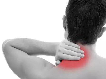 因为颈椎病,她突然摔倒在地,差点瘫痪!