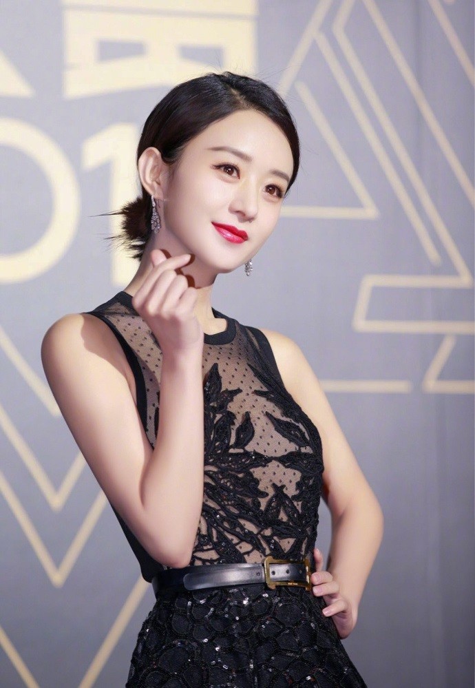 赵丽颖选为2017最具商业价值女星,范冰冰也不甘示弱,身穿3d打印透视裙