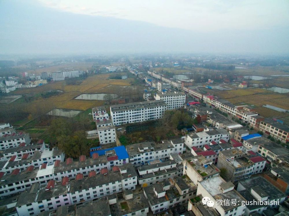 来看看路和线路都斗好了的固始郭陆滩镇,新区广场建的