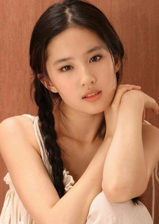 刘亦菲20岁的照片,脸上嫩的能掐出水来,梳麻花辫似大姐
