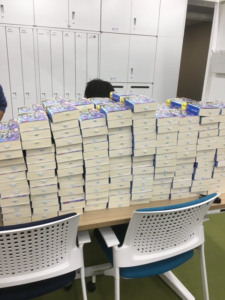 辛苦！《罪人与龙共舞》作者给堆积如山的书签名