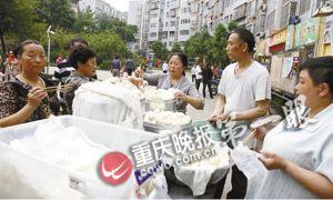 儿子去世留巨债父母打工偿还