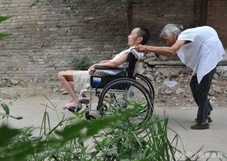 儿子瘫痪在床,年近百岁的老母亲不离不弃细心照顾儿子四十余年,感动了