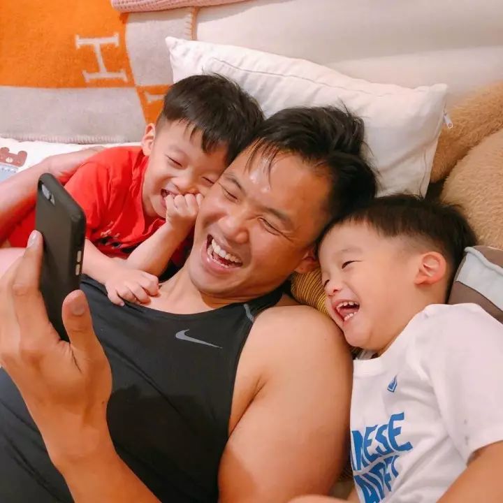 范玮琪双胞胎再次化身肉肠人,钟爱晒儿子的保