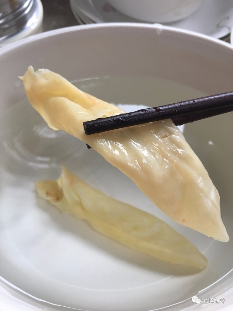 煮一锅清水,烧开后放入姜片,葱,作用是待会用来去除花胶本身的鱼腥味!