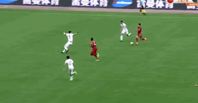 上港4-0辽足获中超首胜 武磊2传1射吉安埃神破门