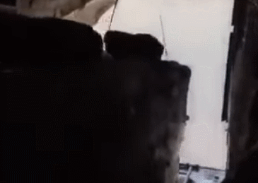 正准备关上舱门时,一架俄罗斯的苏-30战斗机探头探脑地出现了