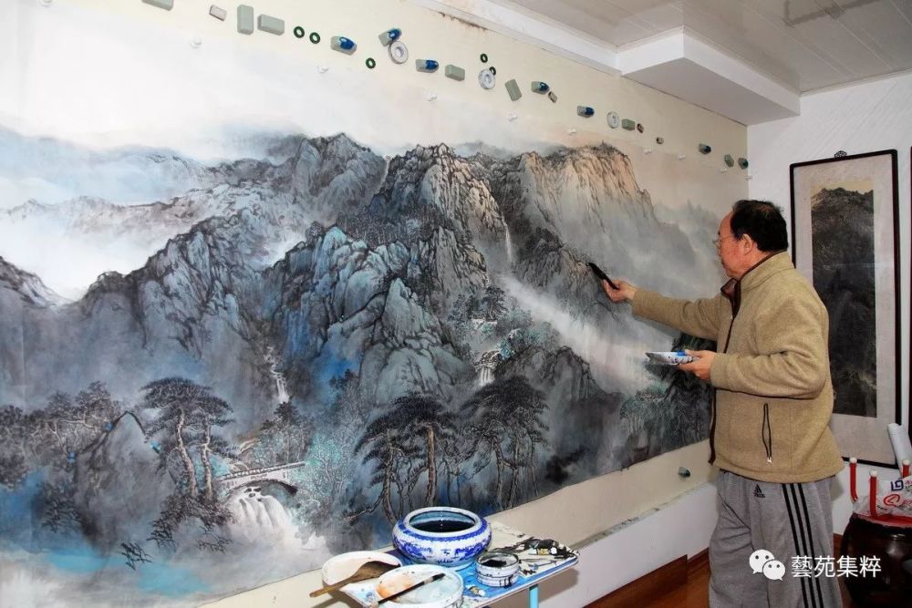 近日,著名山水画家窦世伟先生创作的丈二巨幅山水画《泰岱雄姿》完成.