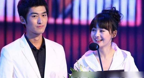 郑爽当年有多爱张翰?连睡觉都抱着手机,现再见