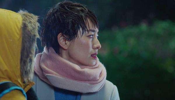 拍雨戏有多惨?杨幂雨中打斗9小时,赵薇淋雨又