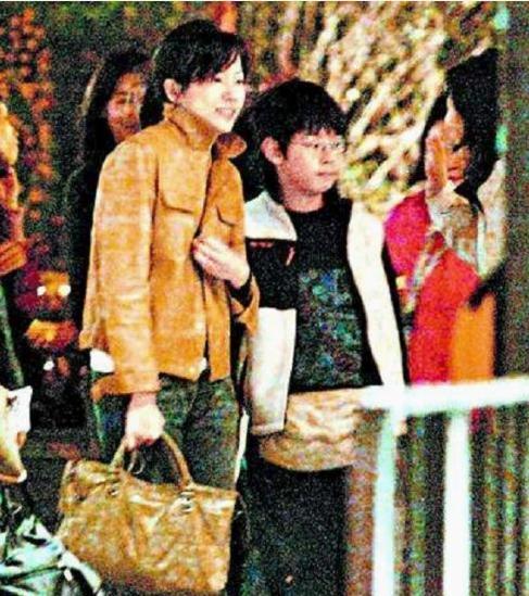 谭咏麟、朱咏婷与儿子谭晓风早年“一家三口”被拍画面
