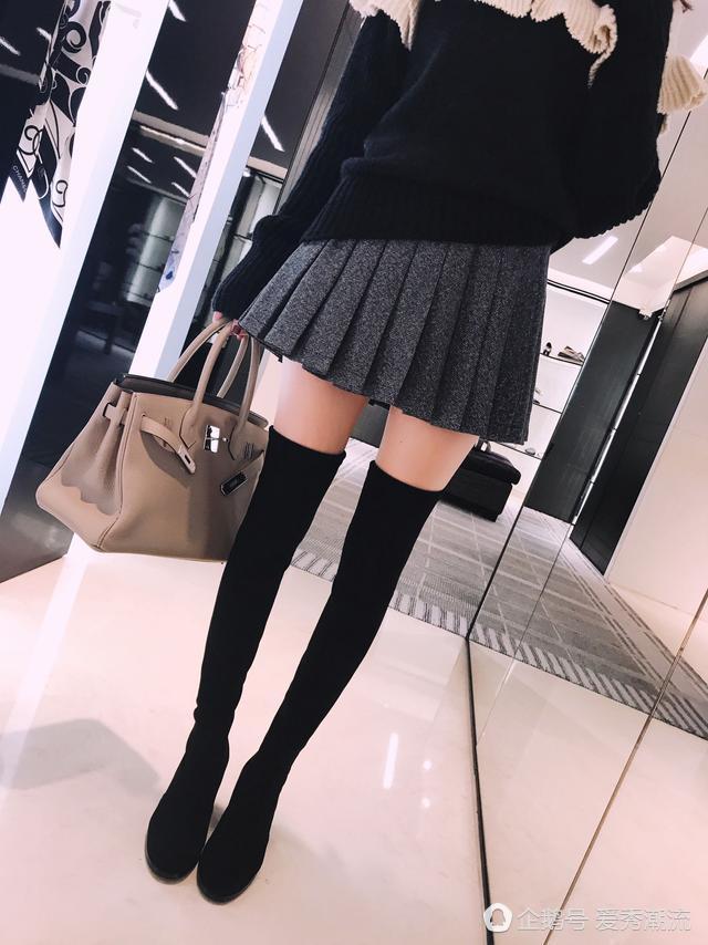 日本学生过膝中长筒袜,搭配着百褶短裙穿,完美演绎清新小萝莉