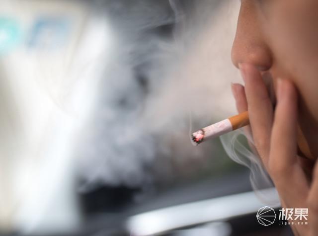 车内全封闭抽完一支烟,这烟味,杠杠的!我自己都快受不了了.