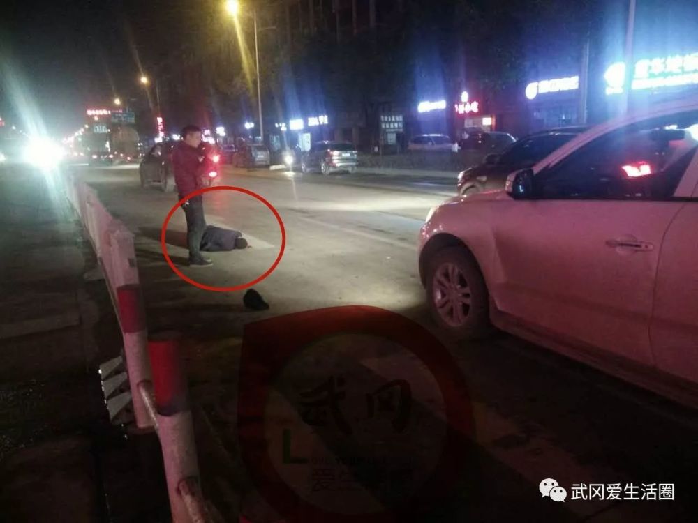 晚上7点左右,在武冈武强北路全兴超市那条行人道上,一男子被一辆小车