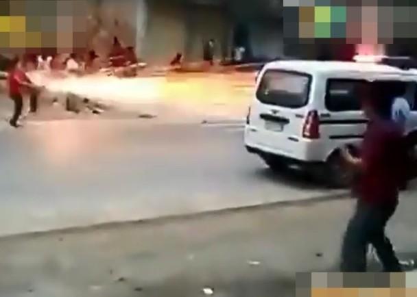 两家迎亲队相逢不让路 互射烟花对战,这婚礼要