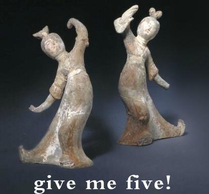 两家迎亲队相逢不让路 互射烟花对战,这婚礼要