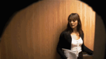 gif:小姐姐,一个恶作剧,把你吓坏了吧!