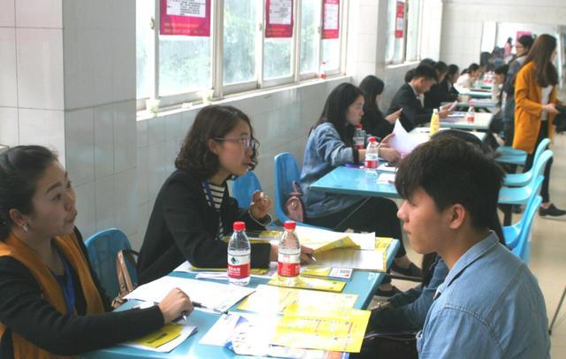 川外重庆南方翻译学院双选会 40%毕业生达成