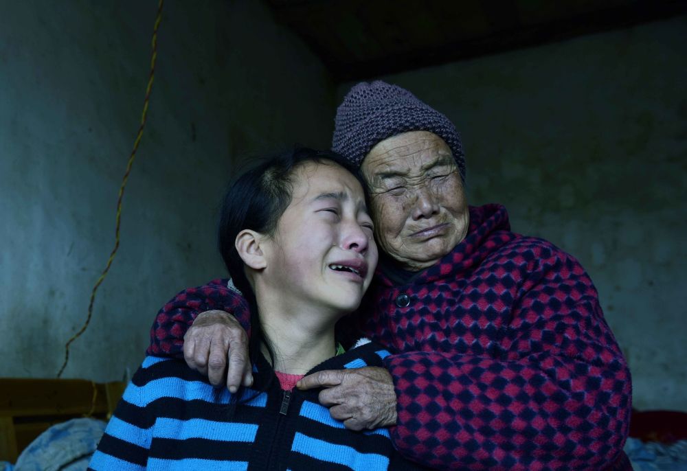 78岁的老人正搂着她13岁的孙女,两人抱头痛哭,女孩哭的模样很让人心疼