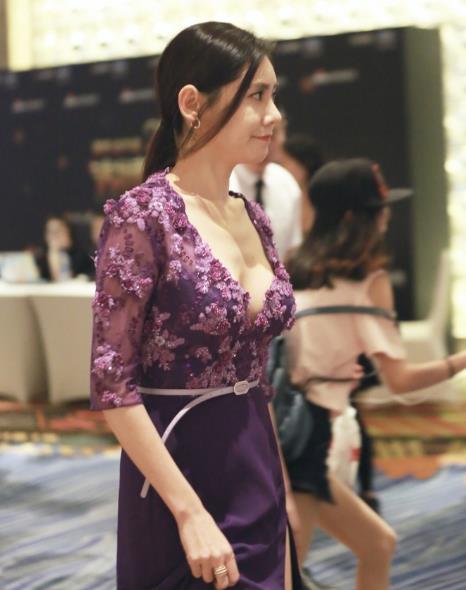 秋瓷炫桂纶镁同穿深v紫色长裙,网友:"谁小谁尴尬"