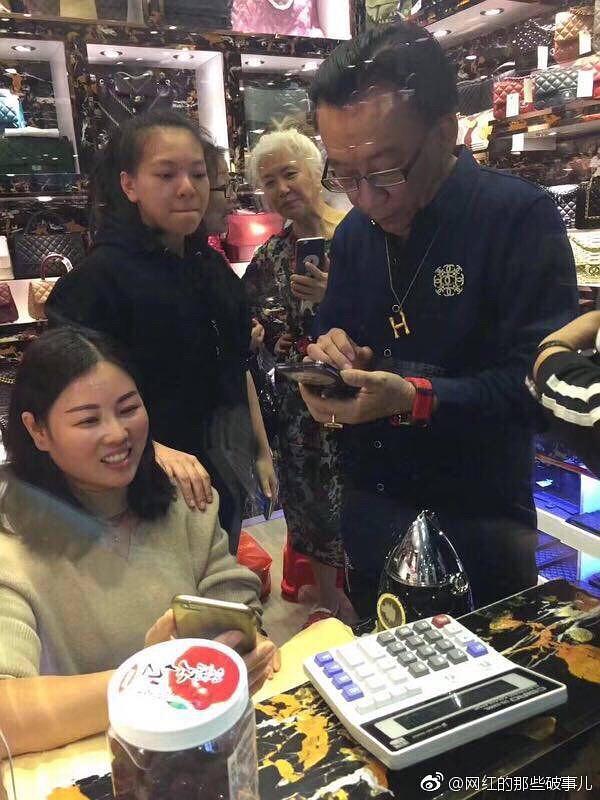 侯耀华送混血女徒弟的奢侈品包,网友发现他在