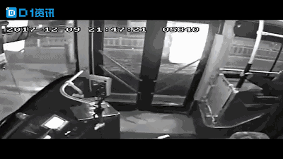 一男子酒后带小孩乘车时未投币,公交车女司机多次提醒后, gif gif gif