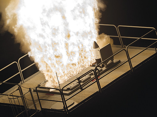 用突破两万亿!日媒批安倍改变专守防卫方针很