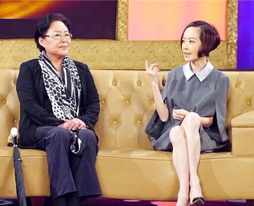 <em>鲁豫回应新发型</em>称戴头套