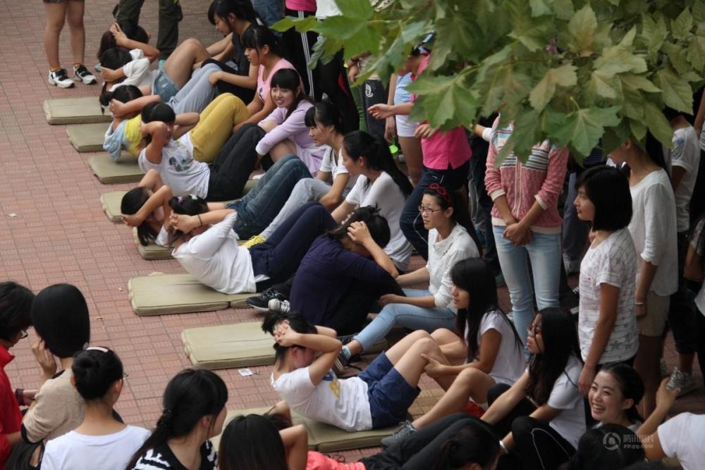 数千大学生赶考体质测试 现场堪比春运
