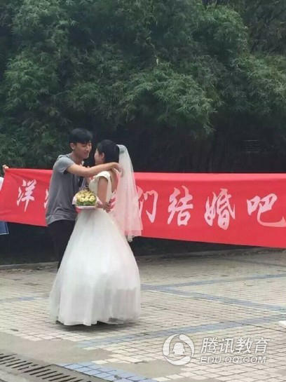 男子穿婚纱求婚被拒_求婚图片动漫(3)