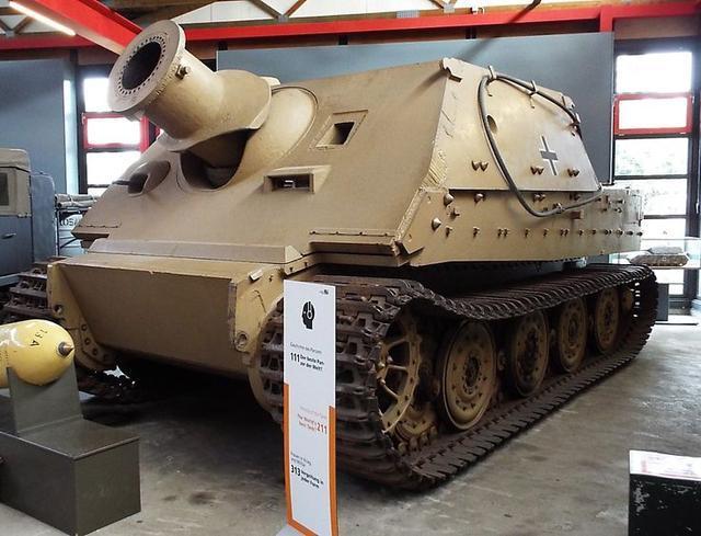 图中的这种履带式战车,就是德国在二战期间研制的突击虎自行火炮.