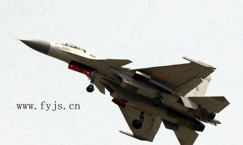 4架歼15战机密集编队超低空飞行