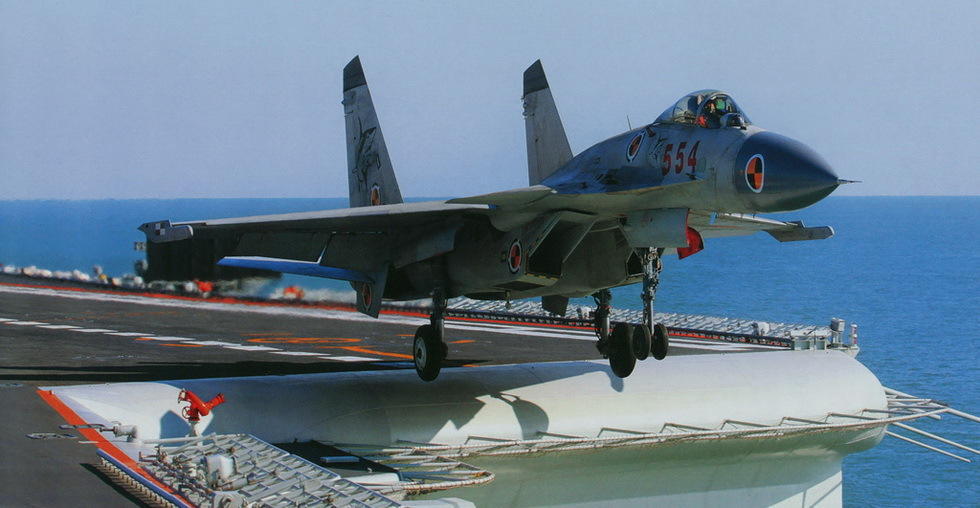 4架歼15战机密集编队超低空飞行