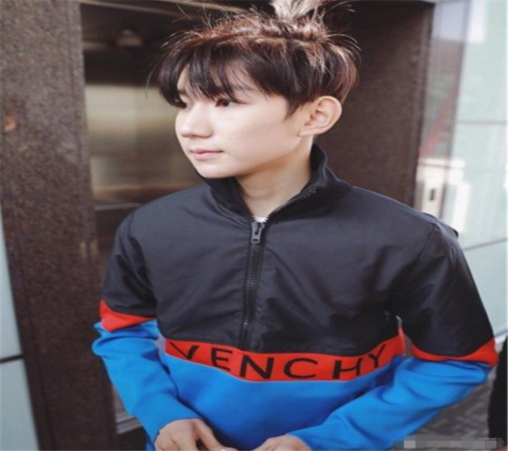 tfboys王源功课太用功,课间休息寻良策,网友:发张帅帅的照片就好了!