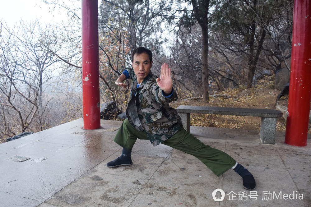 农民工练武27年能做一字马 直播成网红老板是