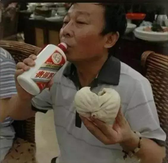 搞笑图片,大爷这日子过得不错呦,茅台就着包子吃啊!