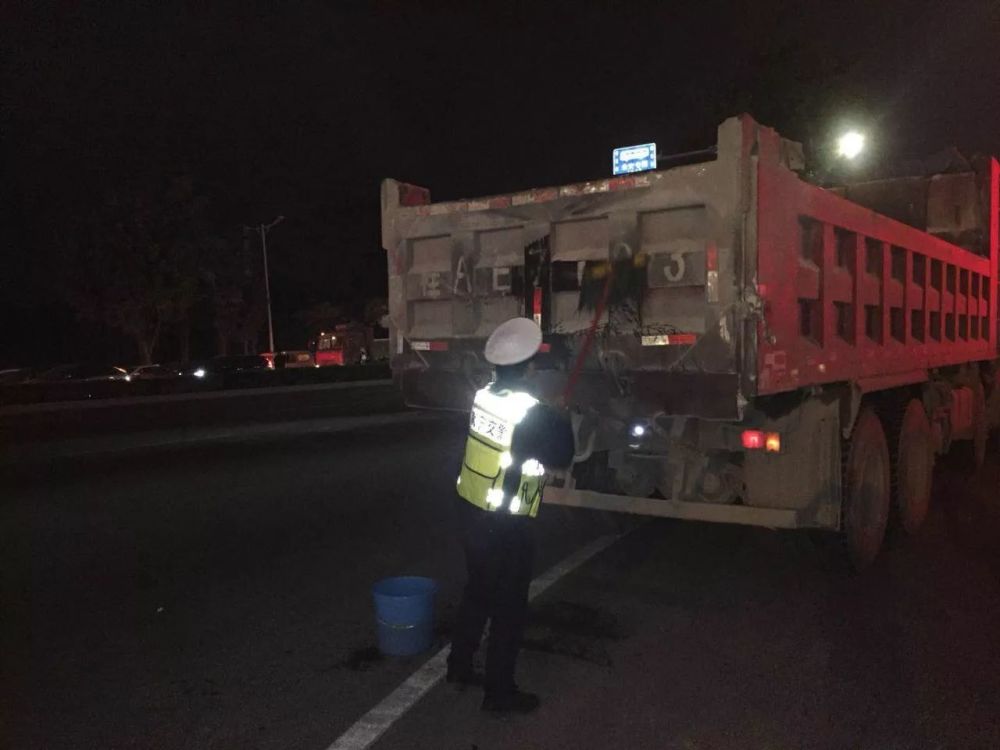 南宁小黄人继续放大招整治扬尘隐患车,坚决