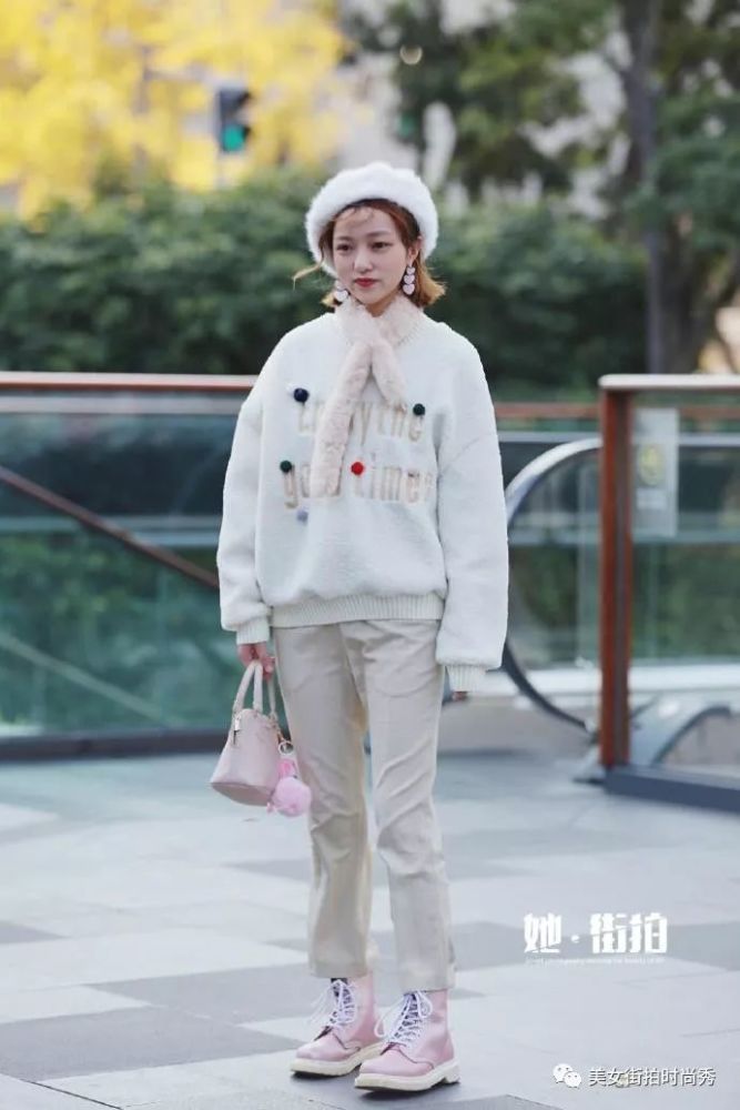 成都街拍,毛衣裙+毛背心外套搭配过膝长靴,保